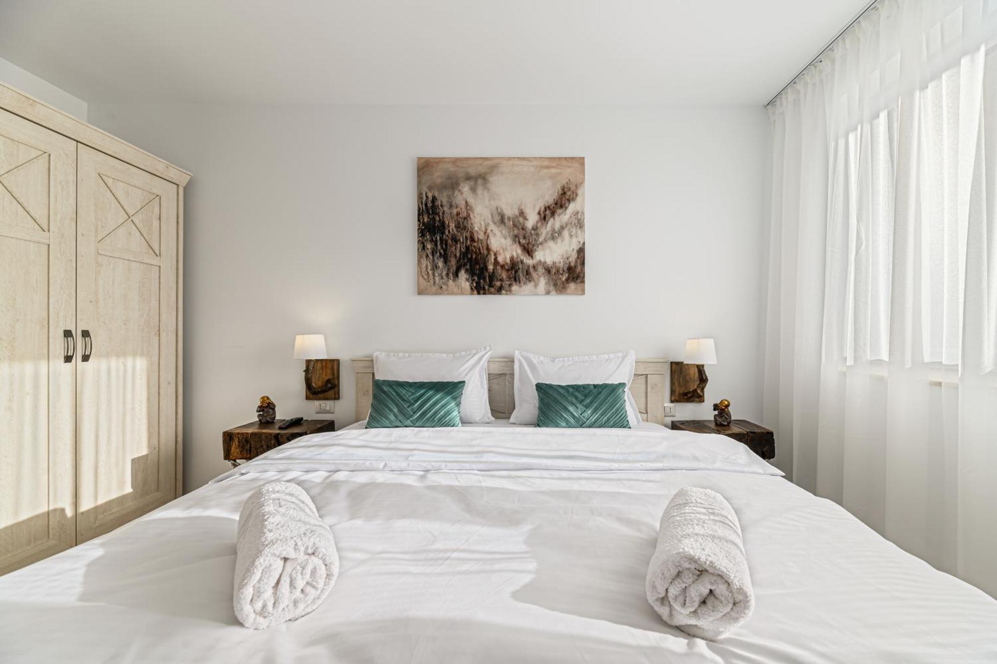 B-holiday Luxury Urban Plaza Apartment
